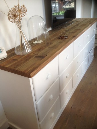 Dressoir met lades en bovenblad van oude gebinten