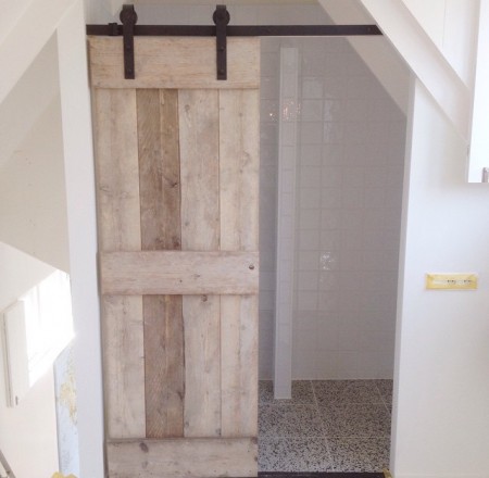 Badkamer met sloophouten schuifdeur B&B